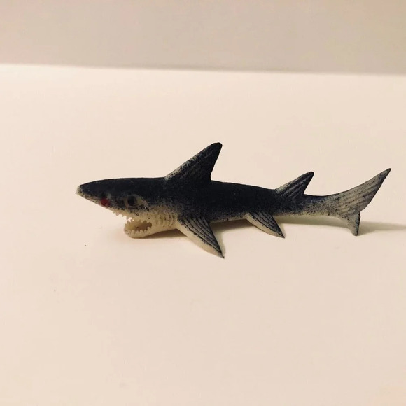 Vintage Small Gigantor Jiggler Rubber Shark 2.5 Inch Long Hong  Kong - Picture 2 of 12